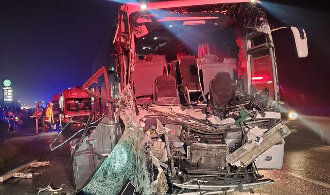 Feci kaza: Otobüs tıra arkadan çarptı