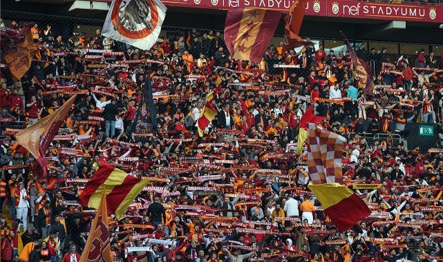 Galatasaray taraftarından kombine yenilemeye yoğun ilgi