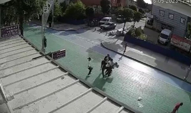 Gençlerin sokak ortasında kavgası pes dedirtti
