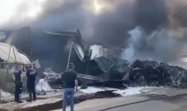 Geri dönüşüm tesisinde yangın: Gökyüzü siyaha büründü