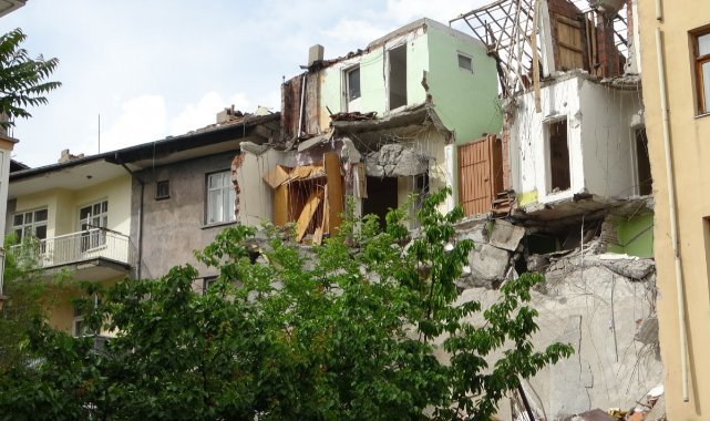 'Hasarlı bina çöktü' ihbarı polisi alarma geçirdi