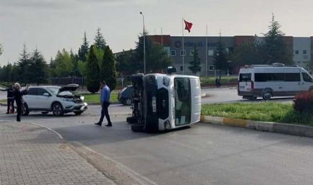İşçileri taşıyan minibüs devrildi