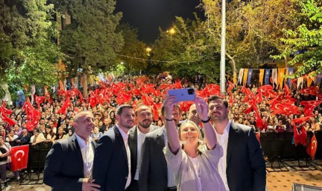 İzmir'de AK Parti'den miting havasında konser