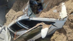 İzmir'de feci kaza: Kamyon otomobilin üzerine devrildi