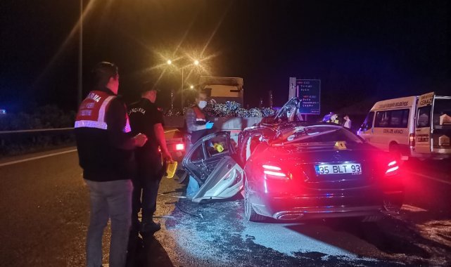 İzmir'de feci kaza: Otomobil tıra ok gibi saplandı