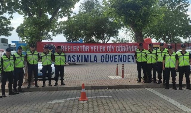 İzmir'de jandarma ekipleri 300 reflektif yelek dağıttı