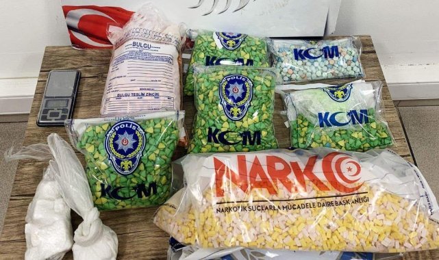 İzmir'de zehir deposu evlere baskın: 17 bin extacy hap ele geçirildi