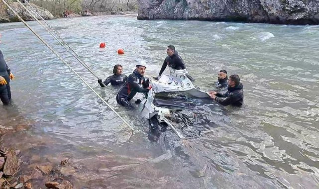 İzmir’den giden dalgıçlar Munzur Çayı’nda kaybolan 3 kişiyi arıyor