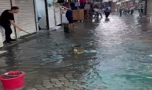 İzmir’i yine sağanak vurdu