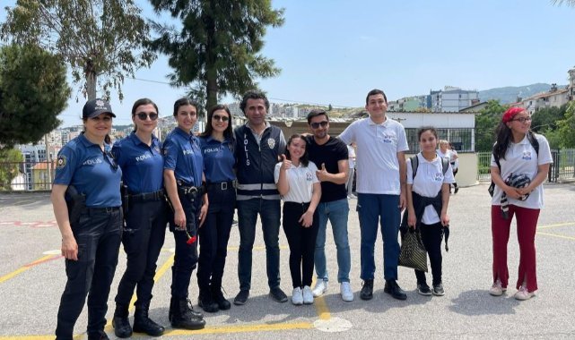 İzmir polisi özel öğrencilerin yanında