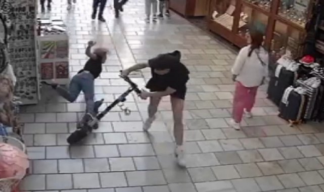 Kalabalığın arasında seyreden scooterlı genç, kadına çarptı