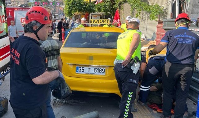 Kaldırımda yürürken taksinin altında kaldı