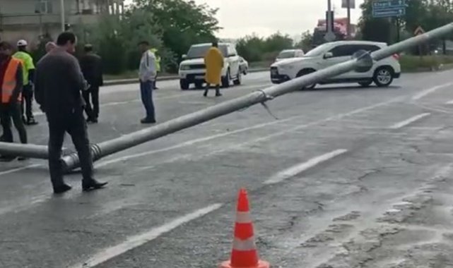 Kamyonun çarptığı trafik direği devrildi: 1 yaralı