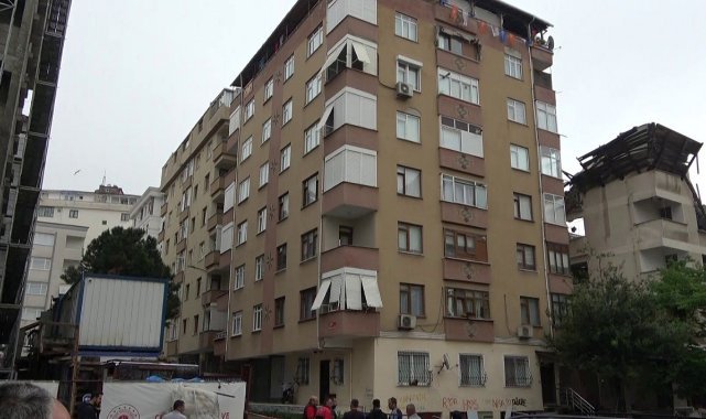 Kolonunda çatlak oluşan 7 katlı apartman tahliye edildi