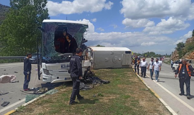 Konya'da feci kaza: Yolcu otobüsü ile temizlik aracı çarpıştı