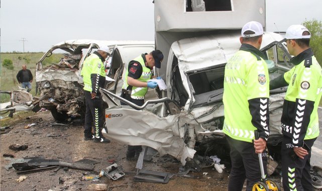 Konya'da kamyonetle minibüs çarpıştı