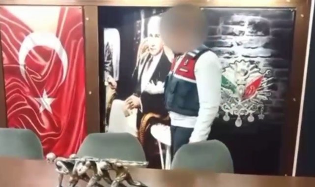 Kumarhanenin kapısını Atatürk portresi ile gizlemişler