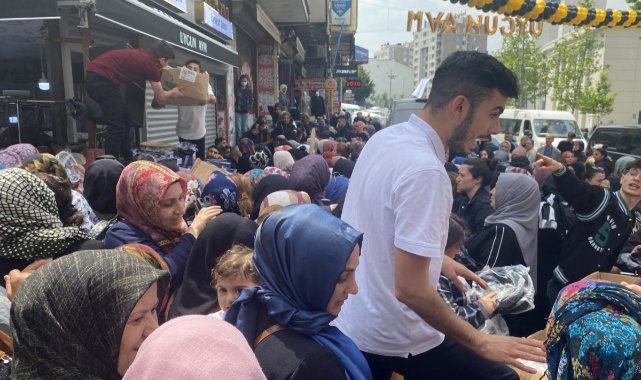 Mağaza açılışında izdiham
