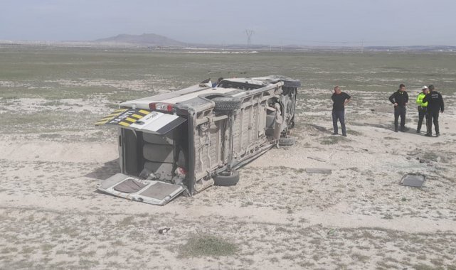 Öğrencileri taşıyan minibüs şarampole devrildi