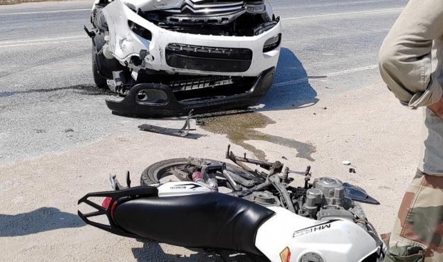 Otomobil ile motosiklet kafa kafaya çarpıştı
