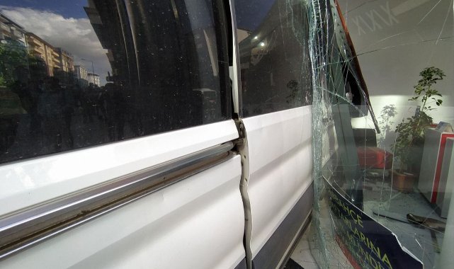 Otomobille minibüs çarpıştı: Minibüs iş yerine girdi