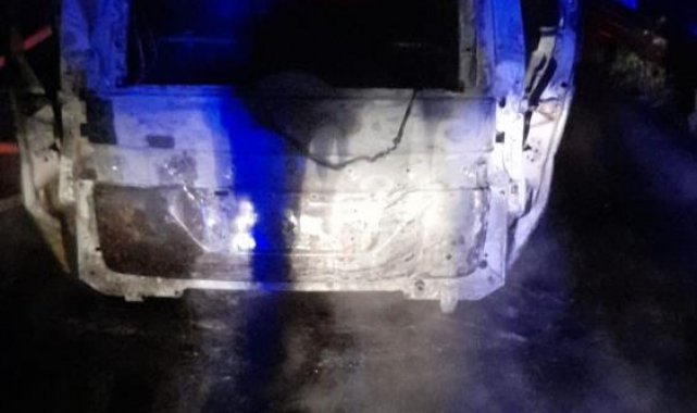 Otoyolda ticari araç cayır cayır yandı