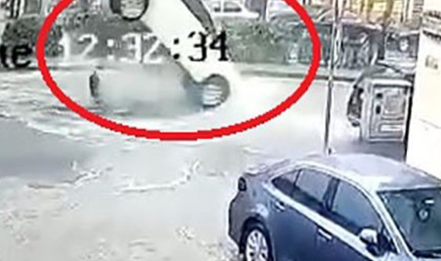 Rögar kapağı otomobili böyle savurdu