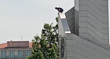 Saat kulesine tırmanan gencin tehlikeli oyunu