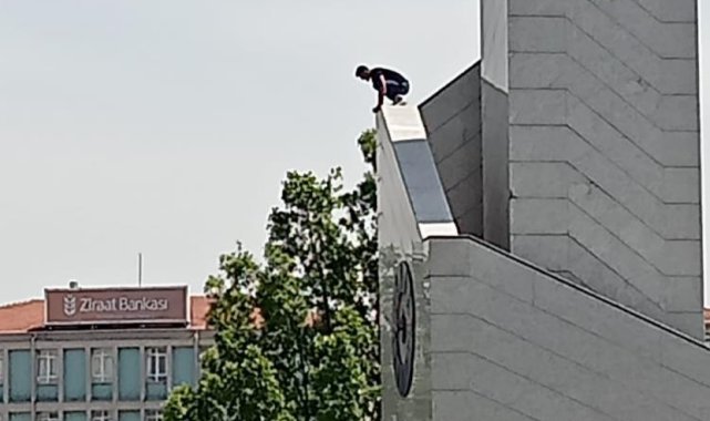 Saat kulesine tırmanan gencin tehlikeli oyunu