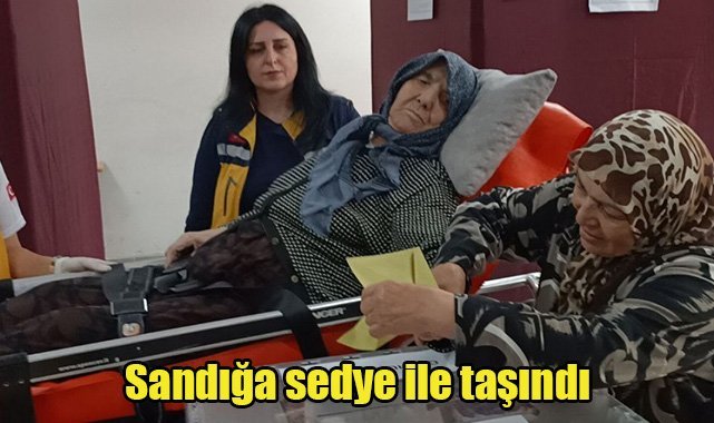 Sandığa sedye ile taşındı