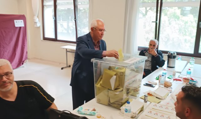Selvitopu çifti oylarını kullandı: Güzel bir İzmir gününde oylarımızı kullandık