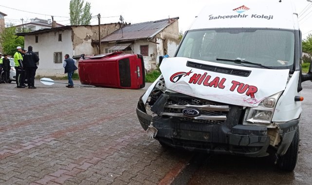 Servis aracı minibüse çarptı: 5 yaralı