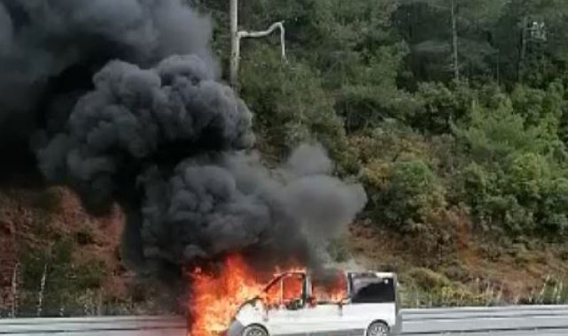 Seyir halindeki araç alev alev yandı