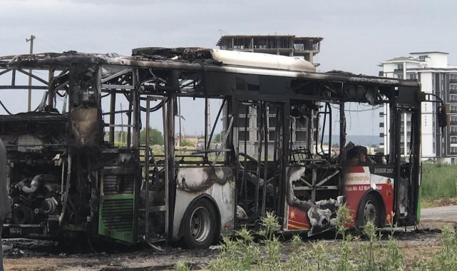 Seyir halindeki belediye otobüsü cayır cayır yandı