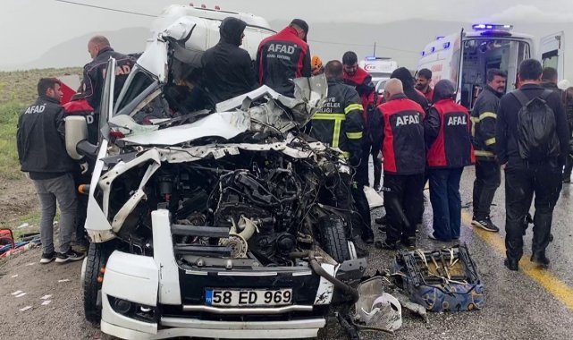 Sivas'ta feci kaza: Servis aracı ile tır çarpıştı