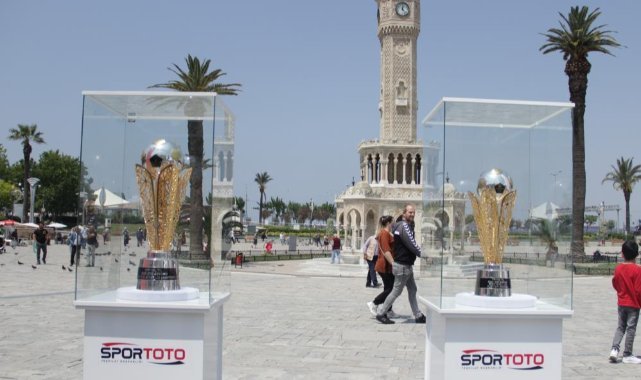Süper Lig ve 1. Lig şampiyonluk kupaları İzmir’de görücüye çıktı