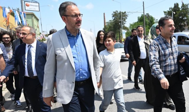 TCG Anadolu’ya yoğun ilgi İzmir trafiğini felç etti