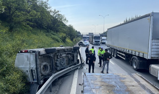 TEM'de lastiği patlayan araç takla attı