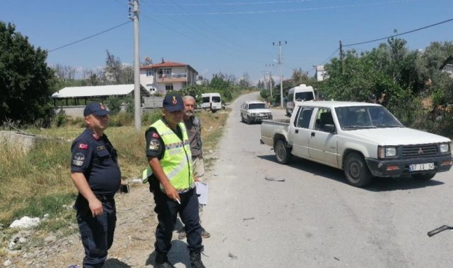 Turistlerin bulunduğu otomobil kamyonetle çarpıştı