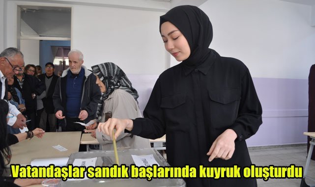 Vatandaşlar sandık başlarında kuyruk oluşturdu