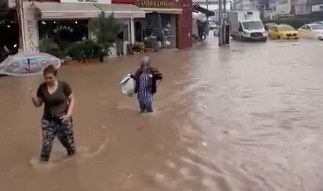 Yağmur İzmir Çiğli’yi vurdu vatandaşlar dizine kadar sularda yürüdü