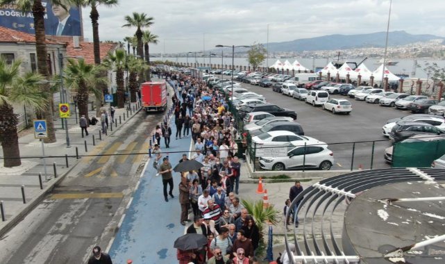 Yağmurlu havaya rağmen TCG Anadolu'ya İzmir'de yoğun ilgi