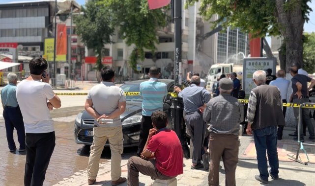 Ağır hasarlı binanın yıkılışını film izler gibi izliyorlar