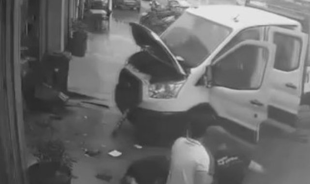 Akü değiştirken bir anda yola savruldular