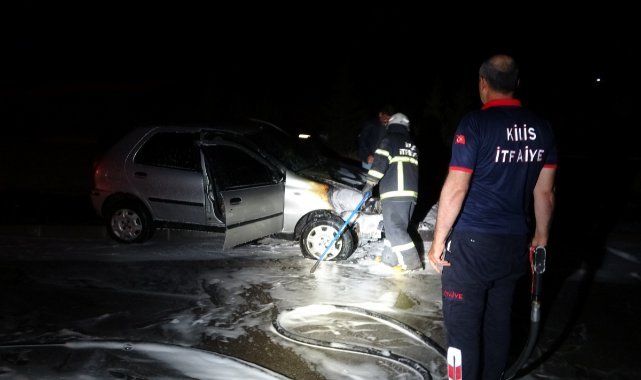 Alev alan otomobil refüje çarparak durabildi