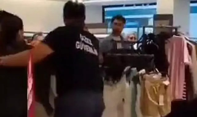Alışveriş merkezinde kıyafet kavgası