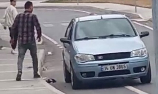 Barışma teklifi kavgası kamerada: Dövdüğü kadın aracı taşladı
