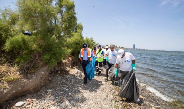 Başkan Soyer daha temiz bir İzmir için çocuklar ve gönüllülerle atık topladı