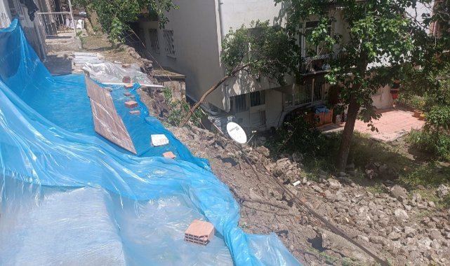 Başkent'te yaşanan sağanağın ardından 5 katlı binanın istinat duvarı çöktü