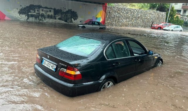 Başkentte araçlar alt geçitte sular altında kaldı